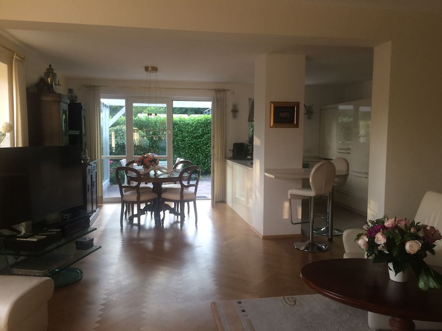 Wohn-/Eßraum mit Ausgang zum Garten