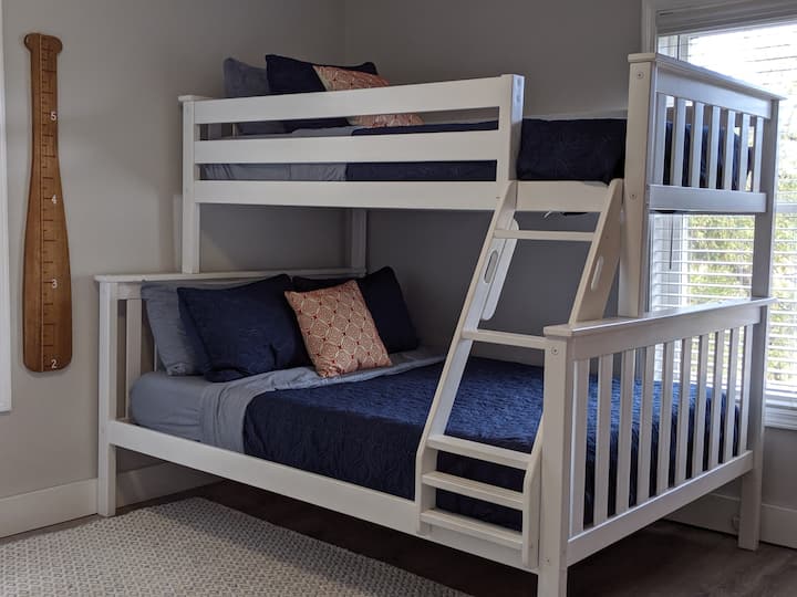 Dhomë marinari ka dy grupe krevate marinari, njëri me dy teke dhe tjetri me një tek dhe një dopio. 