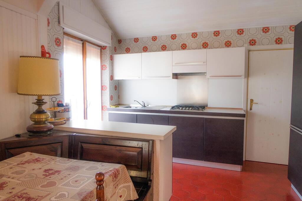 La cucina si affaccia sulla sala da pranzo.