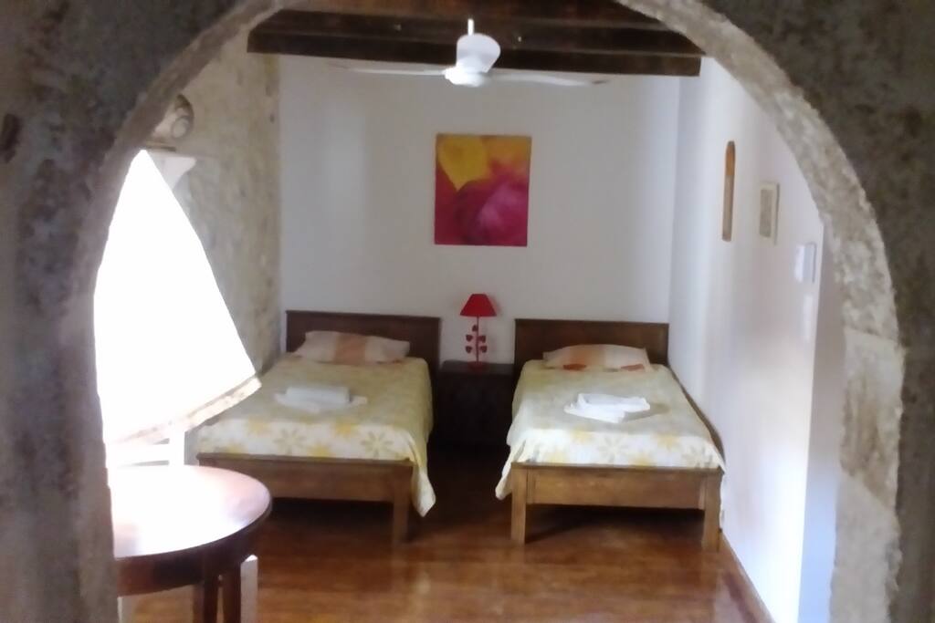 Chambre avec deux lits une personne