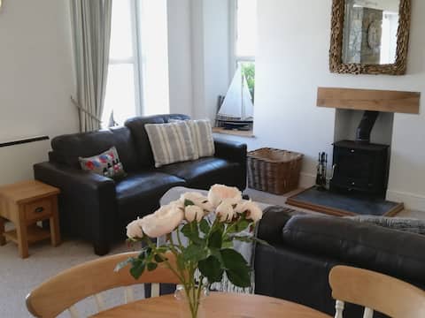 New Quay flat with private parking 5 mins to sea