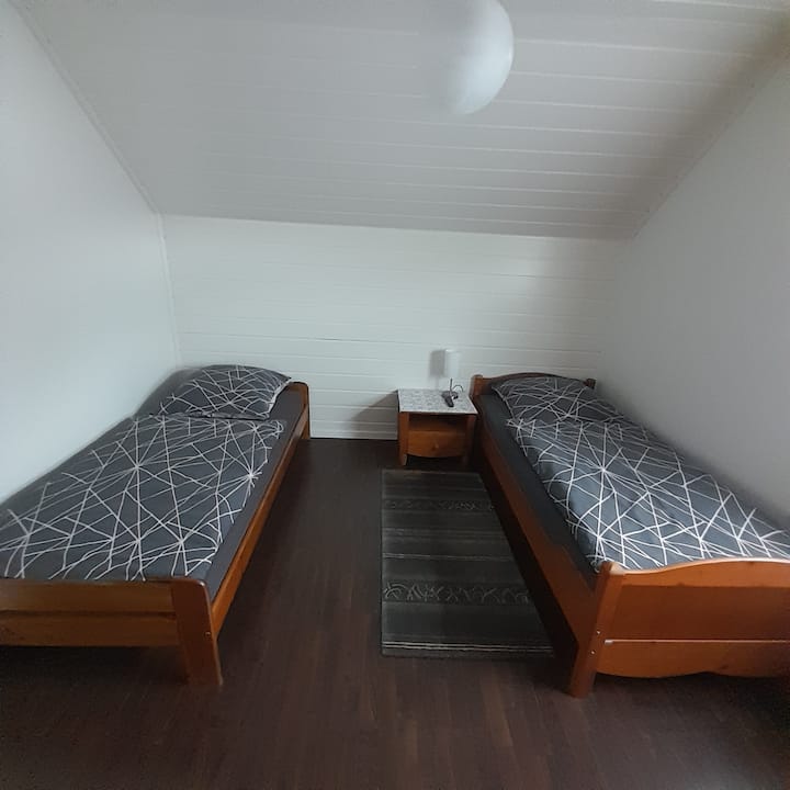 Dhoma e dytë e gjumit.
Dyshekë krevati 90x200cm.
Krevatet mund të zhvendosen edhe si krevat dopio. 