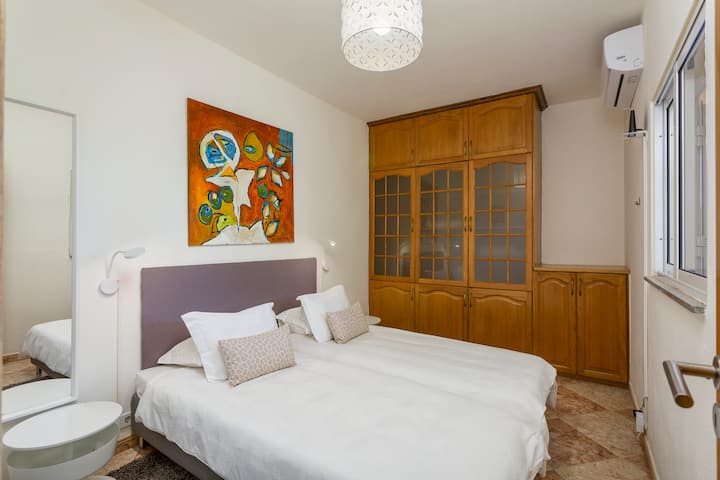 غرفة نوم مزدوجة جميلة، مع خزائن مدمجة