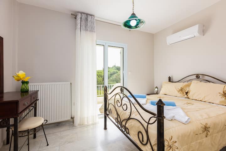 First floor bedroom with a 1,50 x 2,00 bed, AC  balcony and closet