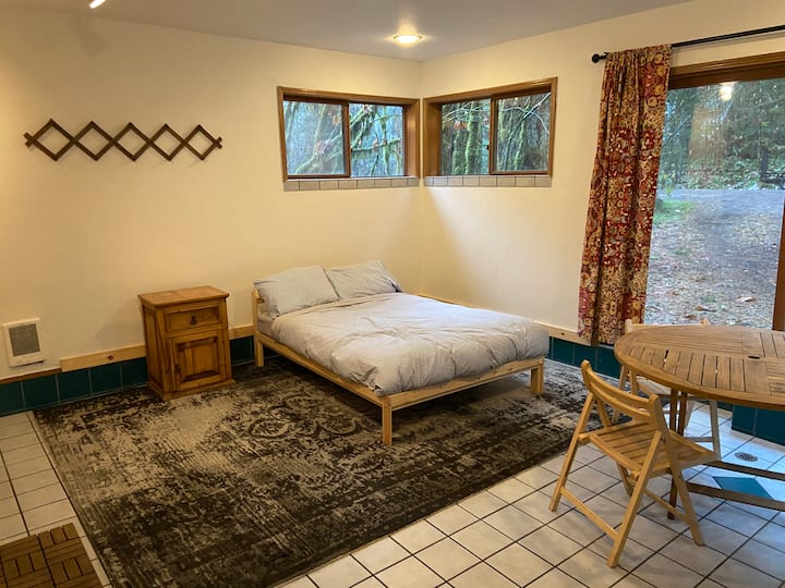 סוויטה בבקתה קטנה עם חדר אמבטיה וסאונה צמודים