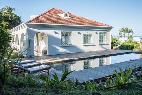Villa Kigelia, Creole house from the 30s, sea view.