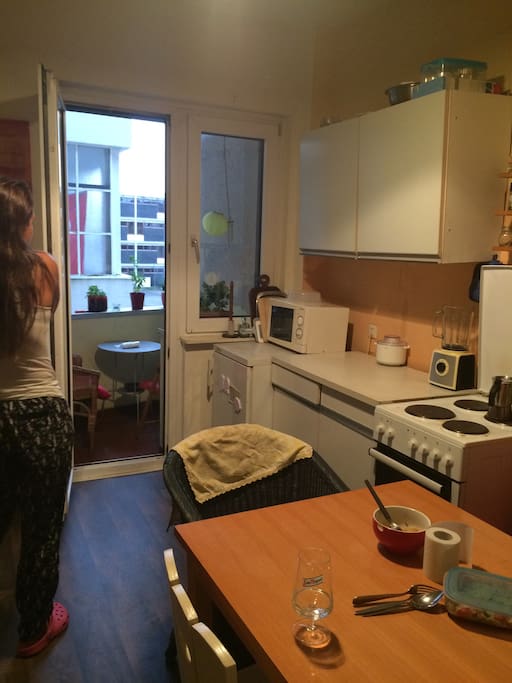 die Küche mit Balkon