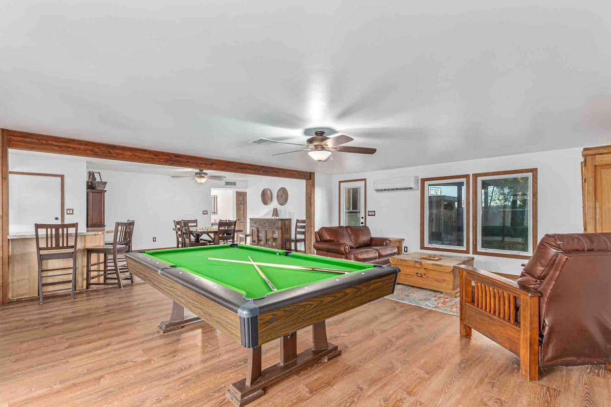 Top performing Airbnb: 4bd, Full Kitchen, Pool Table, Garage, ASU in South Mountain