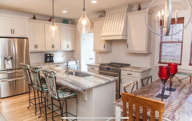 Upscale Work and Play Retreat, Private parking!