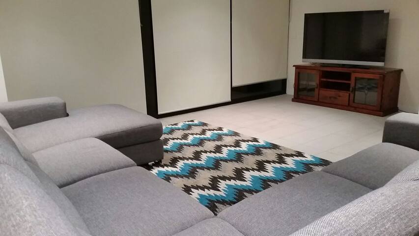 Luxurious Spacious St.Kilda Esplanade Apartment gallery image 3