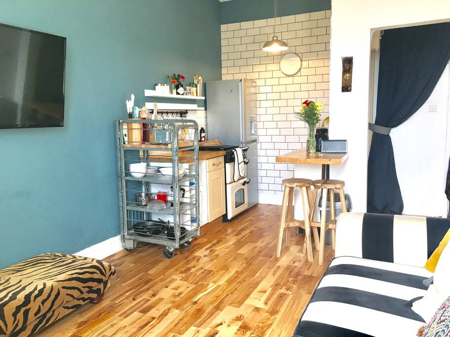 Small but perfectly formed kitchen with cooker, dishwasher, fridge freezer!