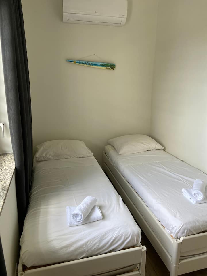 Tweede slaapkamer met airconditioning & kledingkast. 