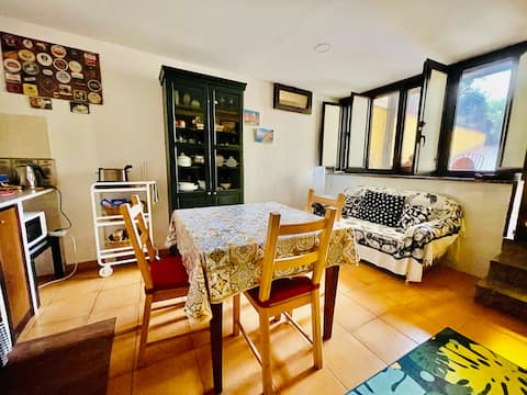 Top Airbnb: Entire apartment, free parking + subway a Napoli