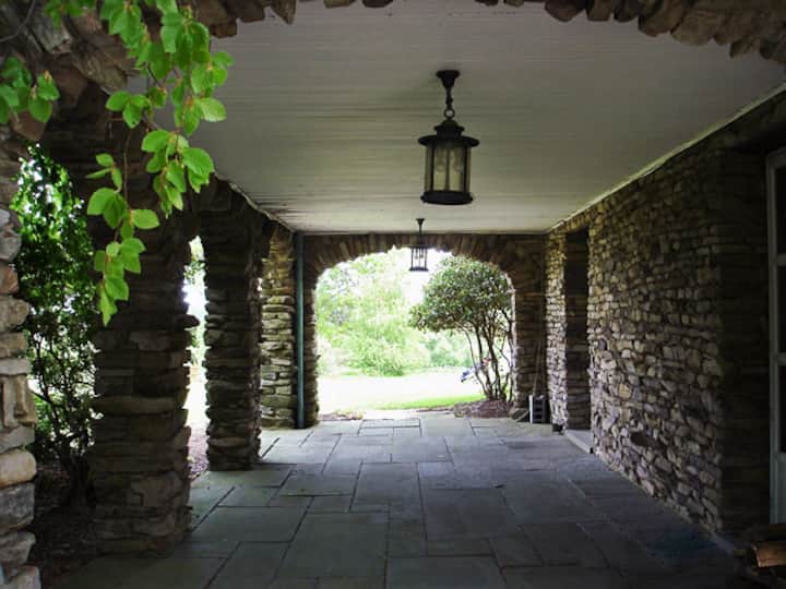 Fern Hall Private Estate & Crystal Lake Boathouse Houses for Rent in