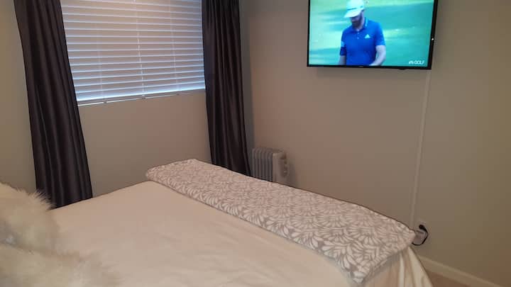 חדר שינה עם טלוויזיה עם מסך גדול