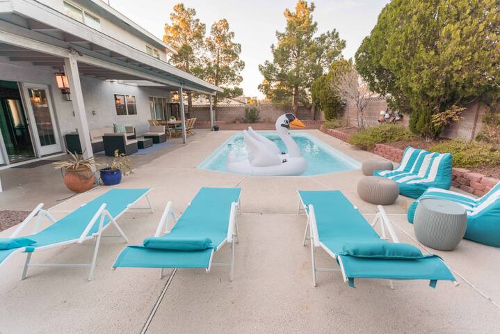Perfect 4bd/3ba POOL 8min Vegas Strip Conven Ctr! gallery image 4