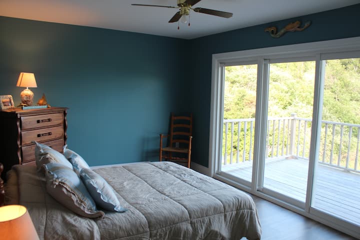 חדר שינה בקומה השנייה עם נוף לים