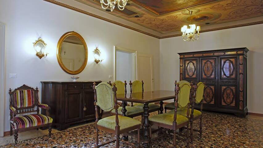 Ca’ affresco stunning family flat by Saint Mark’s gallery image 5