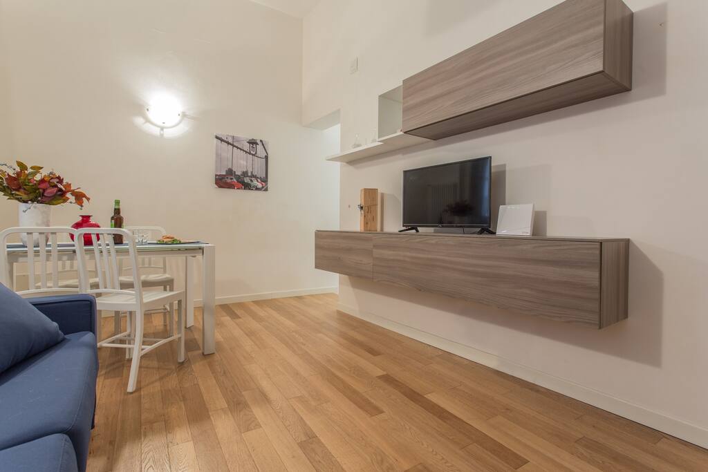 soggiorno con tv a schermo piatto