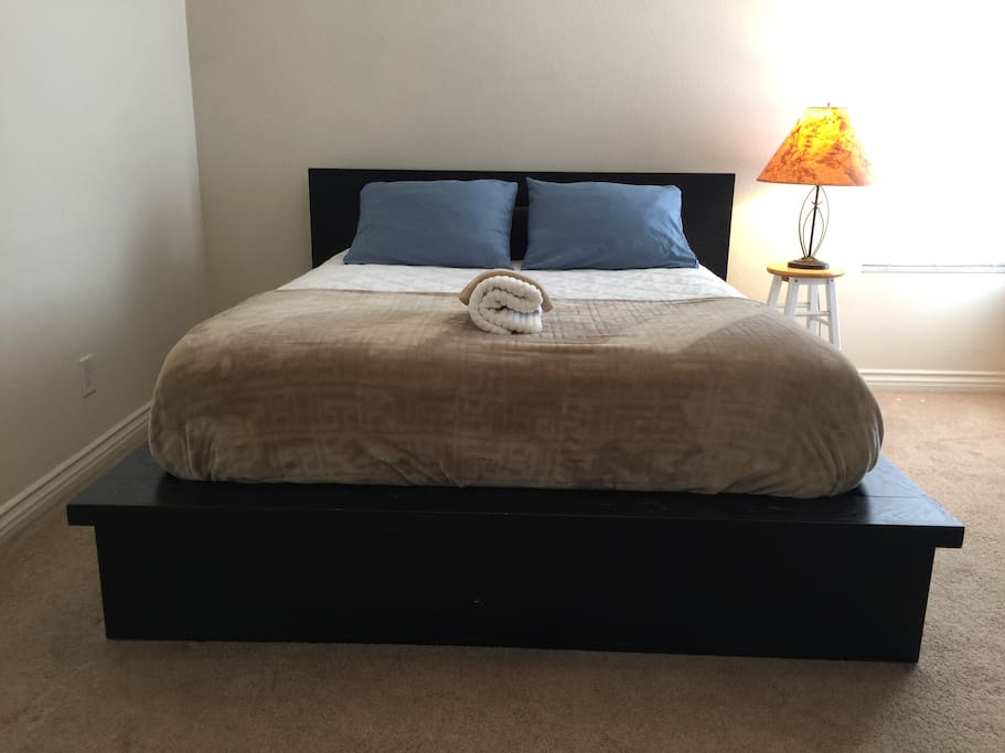 Master Bedroom w/ Queen size Bed