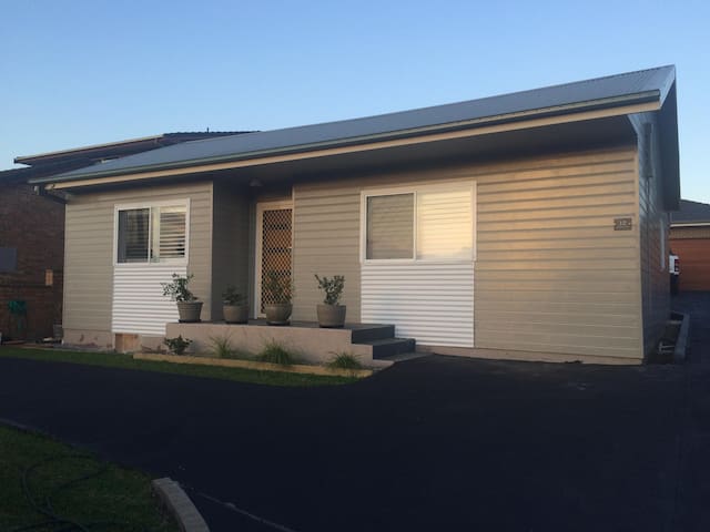 3 Bedroom House - Shellharbour City Starting $100