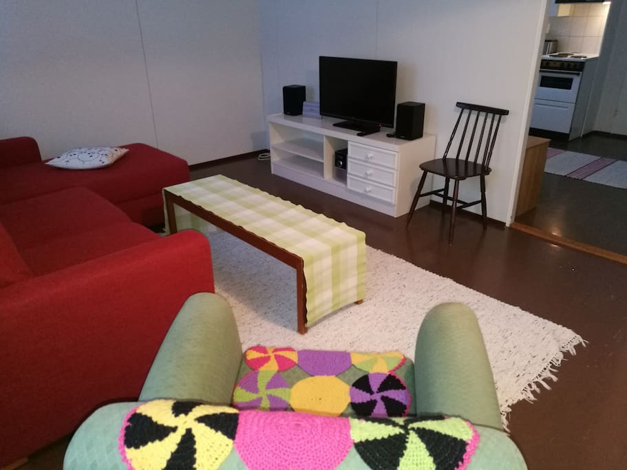 Olohuone. Sohvasta saa parisängyn, 160 cm leveä, kovapohjainen.