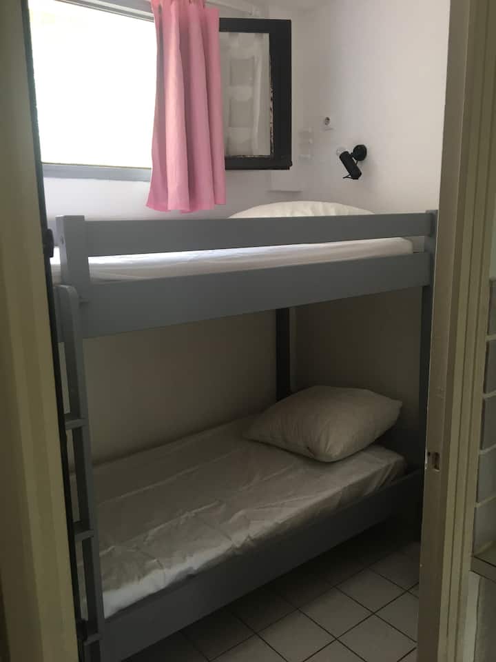 חדר עם שתי מיטות קומתיים