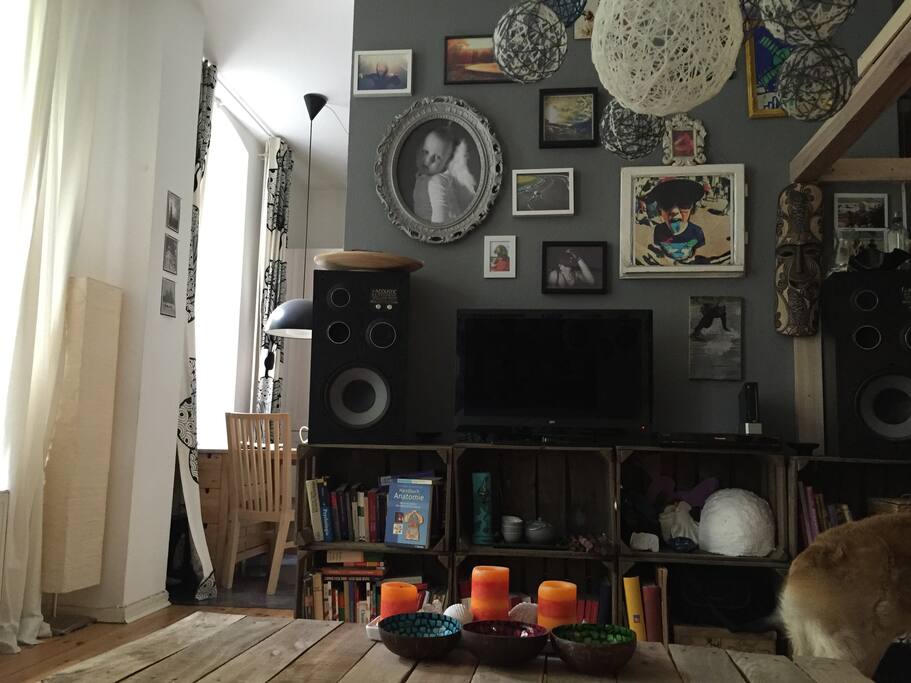 Wohnzimmer (Ansicht von Couch zur Küche)