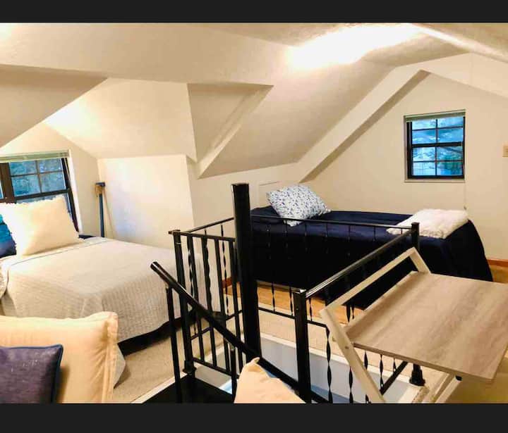 Две единични легла на горния етаж в таванско помещение. Моля, обърнете внимание: това е истинско таванско помещение и няма врата.