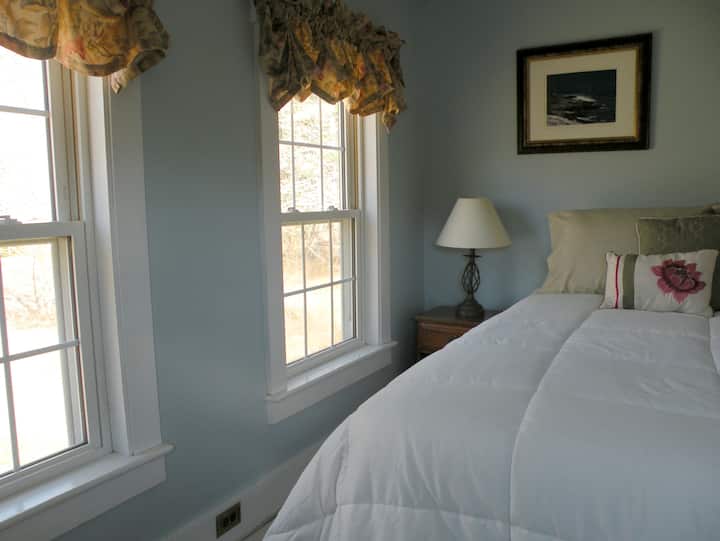 带标准双人床的第二间卧室