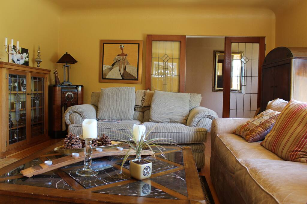 Large living room wiht fire place.
