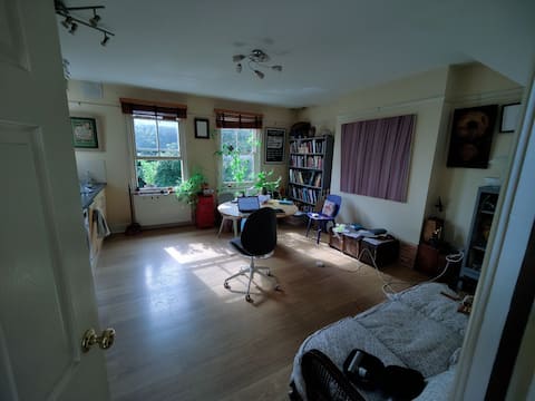 Top performing Airbnb: St Leger Fest Funky Penthouse Studio - central in Doncaster