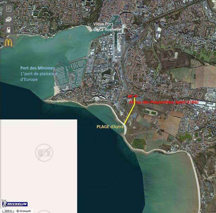 Très bien placé: à 800m de la plage, 5 mn de La Rochelle en voiture, 25 mn en vélo par un sentier longeant la mer à 20m de la maison. Boulangerie, supermarché à 500m