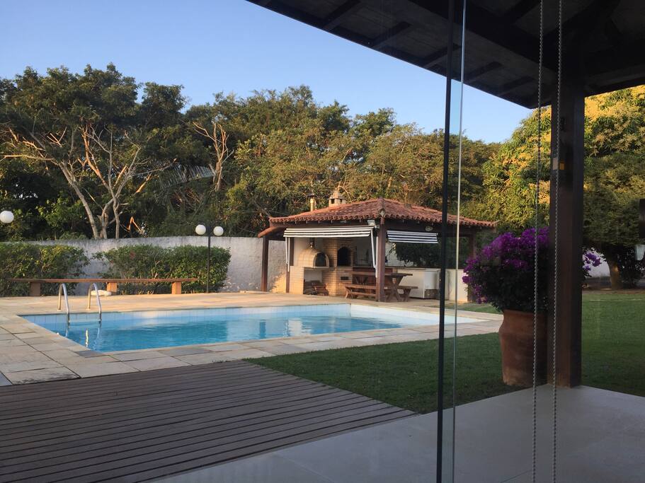 Piscina, churrasqueira e forno à lenha