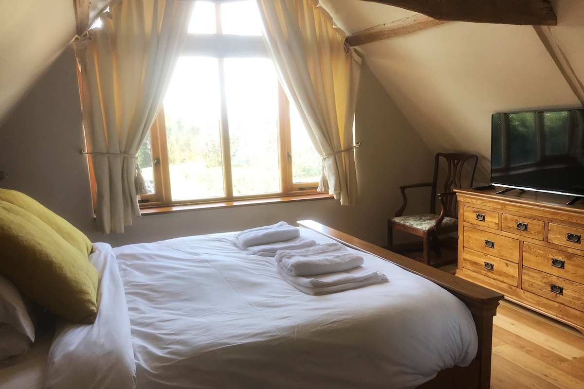 Bed 1 - Super king size bed, bedside tables, full height windows/ceiling, Freeview Smart TV/Netflix