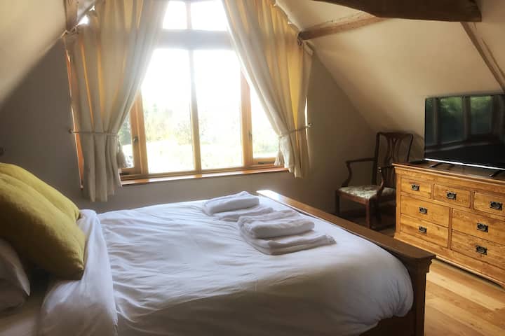 床1 -超大双人床、床头柜、全高窗户/天花板、Freeview智能电视/Netflix