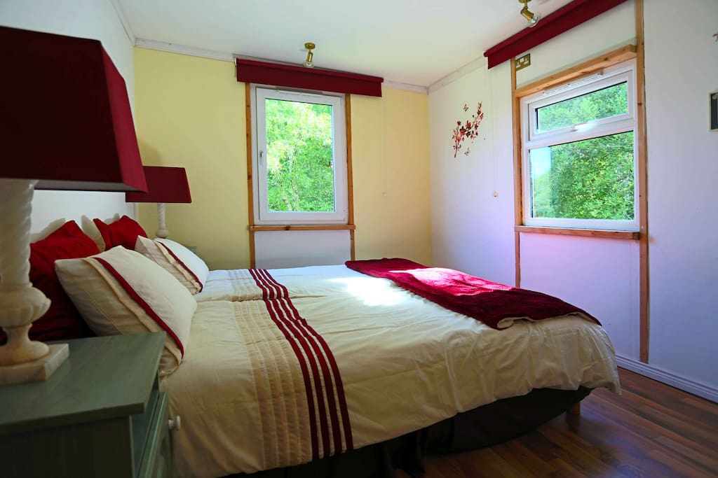 Master Bedroom with Queen-size Lits-Jumeaux