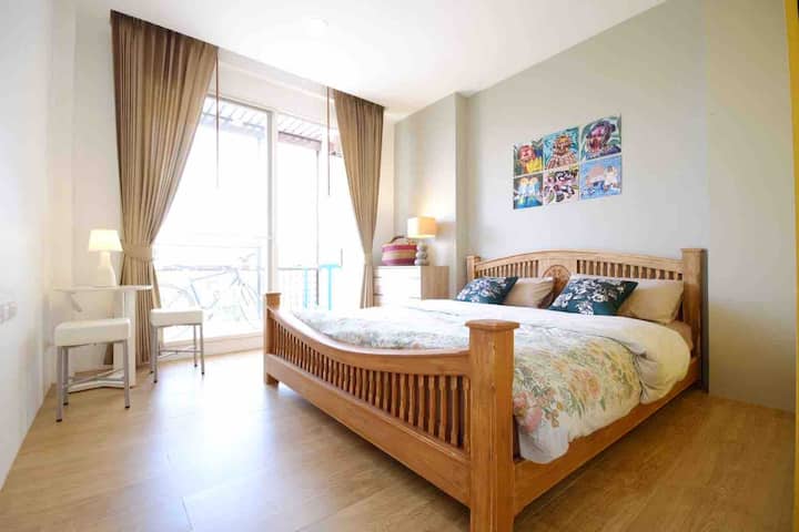 חדר שינה שני, גדול ומרווח עם מלתחה גדולה.

מזרן נוסף על הרצפה זמין לילדים.

החלל מושפע מהסביבה הטבעית של קייפטאון ומהצבעים היפים של אפריקה.
