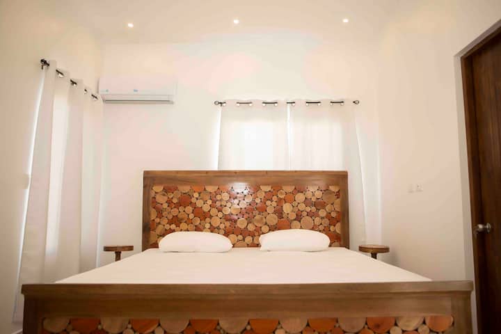 ห้องนอนใหญ่พร้อมเตียงคิงไซส์และห้องน้ำส่วนตัว 