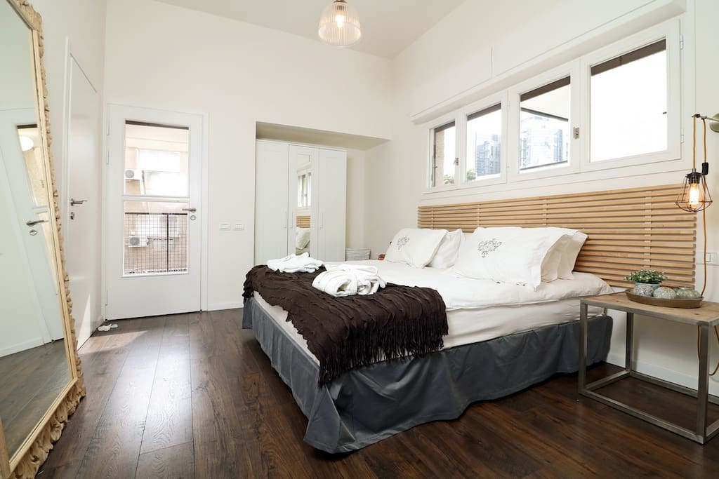 The second bedroom is also fitted with a queen size bed and has access to the balcony. All of the rooms are very sunny and are fitted with wooden floors.
