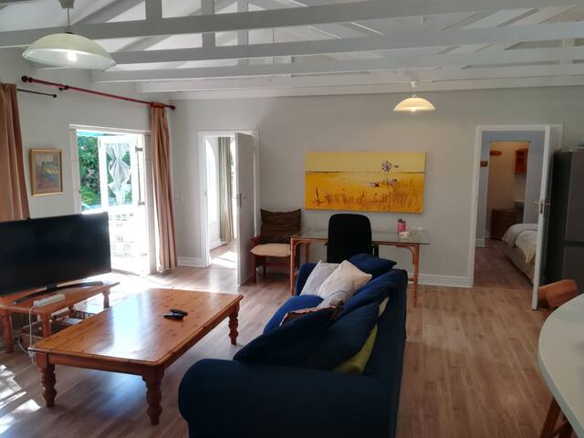 Poolside Garden Cottage with adjacent bachelor apt gallery image 5