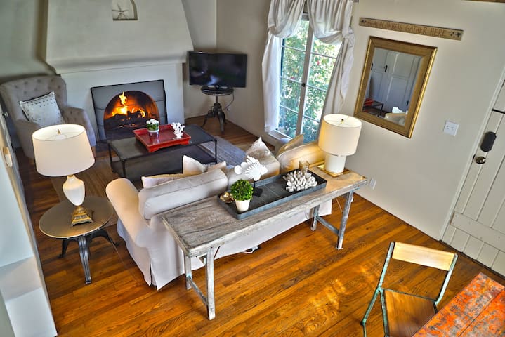 Charming Green Cottage blocks to Beach & Village