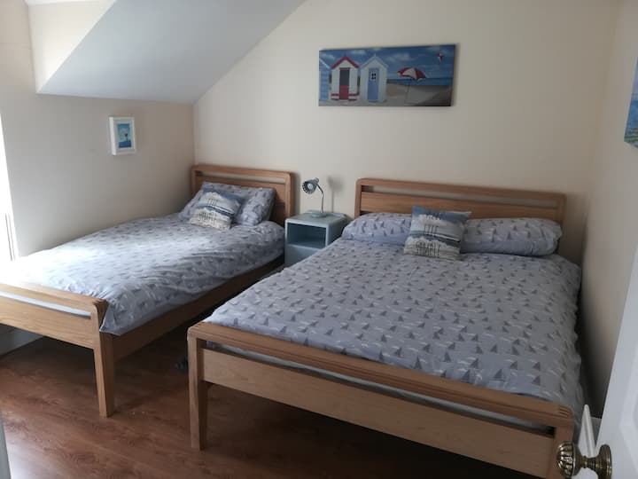 Spálňa s manželskou posteľou (s ďalším samostatným lôžkom)