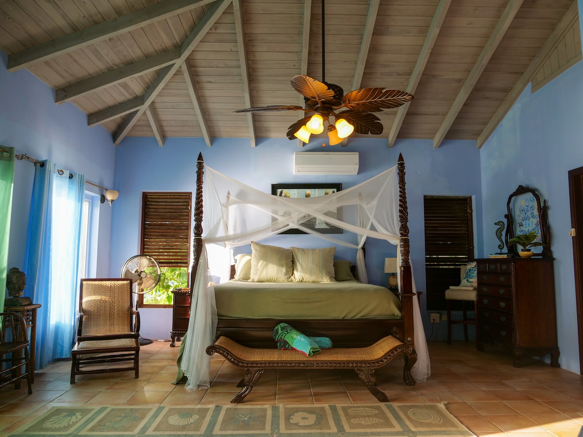 ห้องนอนใหญ่ (เตียงคิงไซส์)  สามารถเพิ่มควีนไซส์ในห้องได้หากจำเป็น