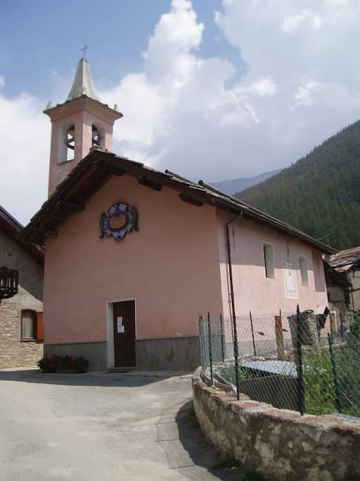 Chiesa a 150 m dalla casa