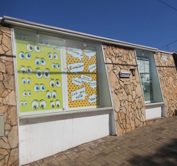 Muro com vitrine iluminada para a rua - excelente para divulgação