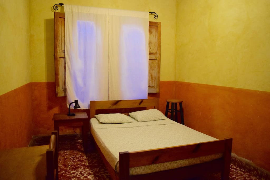 Private room with full bed, crisp, clean sheets & comfy mattress!