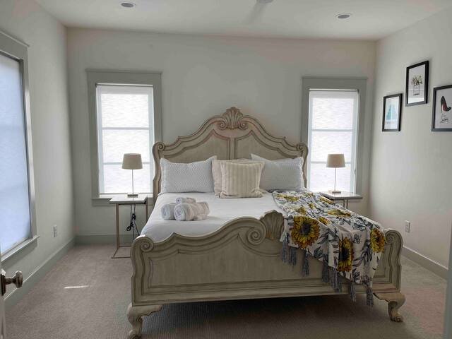 Beautiful Bishop Arts Townhouses: Sleeps 16 People gallery image 2