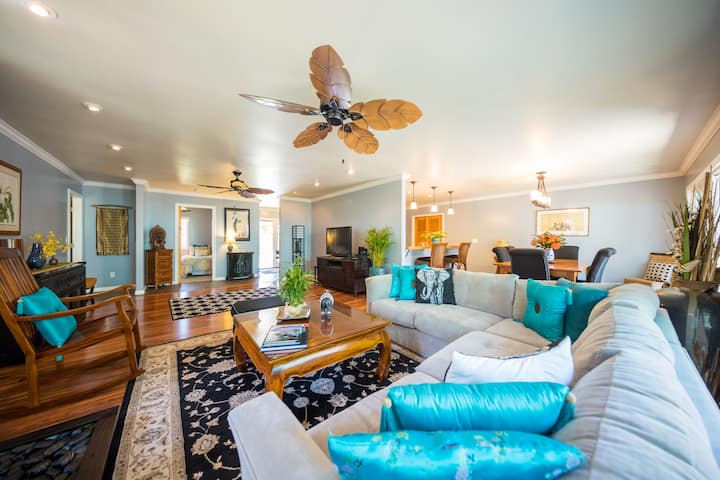 Looking for the best villas in Hawaii? This one is right next to Hawaii Volcanoes National Park! Image of a bright living room with a ceiling fan.