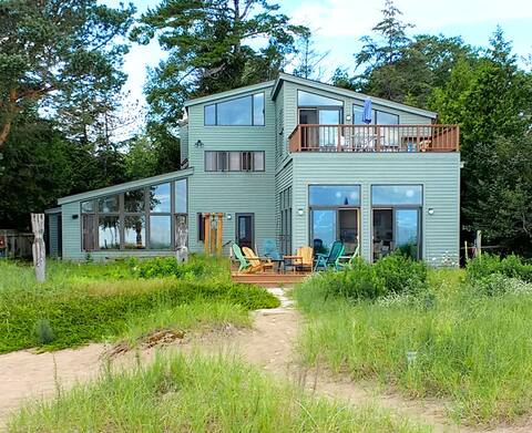 Fantastic Family Lake House on Sand Beach